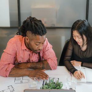 الاتجاهات الحديثة في المناقصات وأساليب تقييم العروض وإعداد عقودها