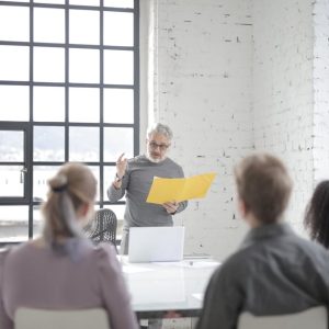 إدارة العلاقات والذكاء العاطفي في بيئة العمل