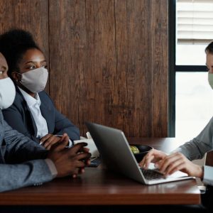 التكنولوجيا الحديثة لتنفيذ ومراقبة أنظمة شؤون الموظفين