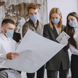 التواصل الفعال في بيئة العمل: العوائق والاستراتيجيات