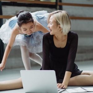 مهارات الاتصال الفعال والتعامل مع الآخرين