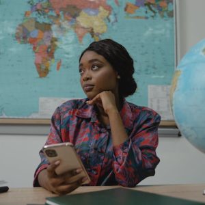 التواصل الفعال في بيئة العمل: العوائق والاستراتيجيات