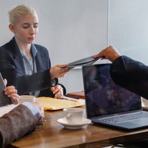 أصول الصياغة النموذجية للعقود القانونية والإدارية وإشاكالاتها وأساليب حلها