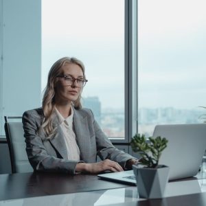 صياغة اللوائح القانونية وإعداد القرارات الإدارية وكتابة المذكرات