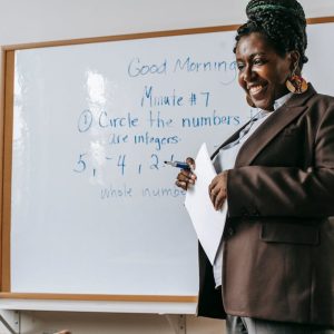 إدارة العلاقات والذكاء العاطفي في بيئة العمل