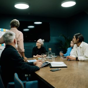 التكنولوجيا الحديثة لتنفيذ ومراقبة أنظمة شؤون الموظفين