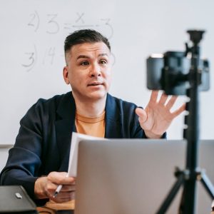 فنون الإقناع ومهارات الاتصال الفعَّال وبناء فريق العمل