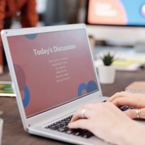 صياغة اللوائح القانونية وإعداد القرارات الإدارية وكتابة المذكرات