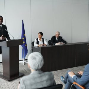 التكنولوجيا الحديثة لتنفيذ ومراقبة أنظمة شؤون الموظفين