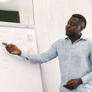 إعداد الهياكل التنظيمية الوظيفية وتحليل وتوصيف الوظائف وتقييم الأداء