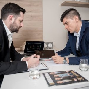 فنون الإقناع ومهارات الاتصال الفعَّال وبناء فريق العمل