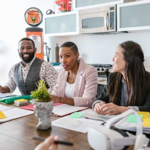 تنمية المهارات الإشرافية وإدارة المكاتب وكيفية التعامل مع الآخرين