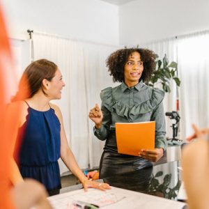 تنشيط وتخطيط الذاكرة الذهنية لتوليد الأفكار الإبداعية في العمل