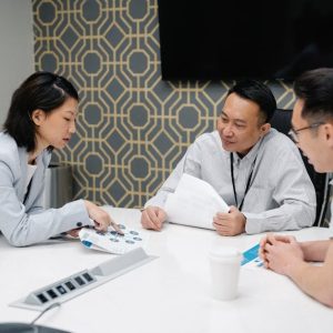 صياغة اللوائح القانونية وإعداد القرارات الإدارية وكتابة المذكرات