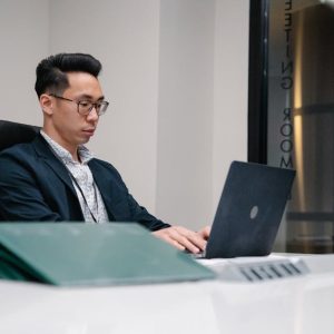 أصول الصياغة النموذجية للعقود القانونية والإدارية وإشاكالاتها وأساليب حلها