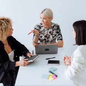 التواصل الفعال في بيئة العمل: العوائق والاستراتيجيات