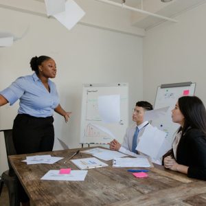 مهارات الاتصال الفعال والتعامل مع الآخرين