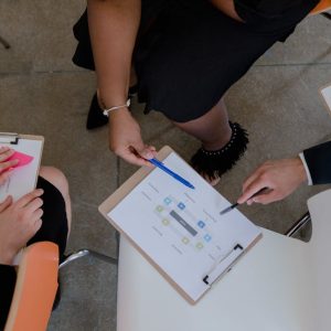 مهارات الاتصال الفعال والتعامل مع الآخرين