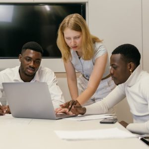 تنمية مهارات الإداريين والمشرفين وموظفي السكرتارية للقيادات العليا